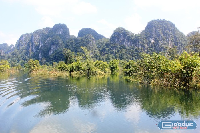 Những dãy núi đá dựng đứng bao vây khiến nước lũ không thể thoát nhanh, gây ngập lụt cả tháng trời.