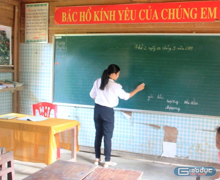 Giáo viên cắm bản đến với học sinh người Rục trong mùa mưa lũ.