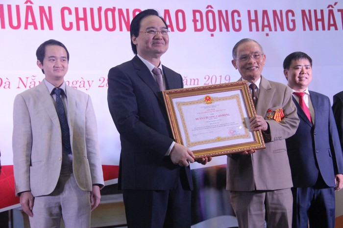 Trường Đại học Duy Tân là đại học tư thục đầu tiên ở miền trung đón nhận huân chương lao động hạng nhất. Ảnh: TT