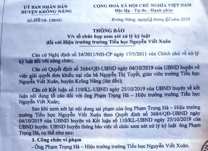 Thông báo xem xét xử lý kỷ luật đối với Hiệu trưởng Trường tiểu học Nguyễn Viết Xuân. Ảnh: MT