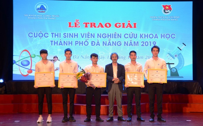 Ban tổ chức trao giải nhất cho đề tài nghiên cứu của nhóm sinh viên Trường Đại học Bách khoa Đà Nẵng. Ảnh: TN