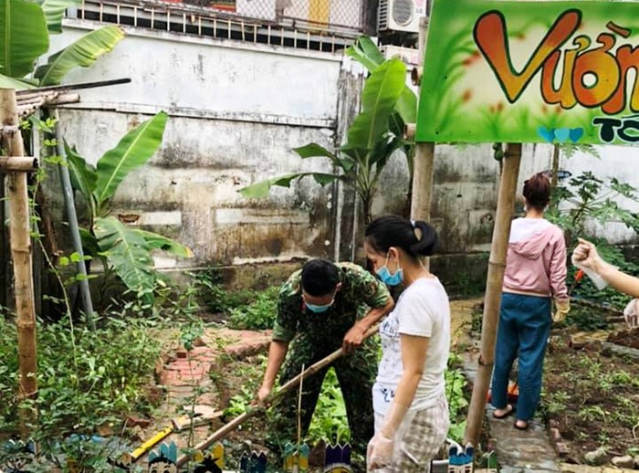 Nhà trường còn phối hợp với các đơn vị bộ đội để dọn dẹp các khu đất trồng rau, khu sinh hoạt chung của học sinh. Ảnh: Trâm Thư.