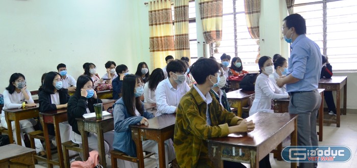 Tiết học đầu tiên là thời gian các thầy cô hướng dẫn cho học sinh cách phòng chống dịch bệnh Covid-19.