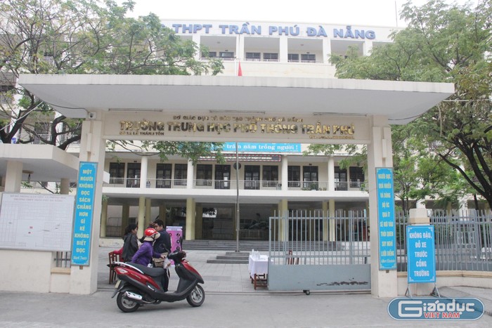 Hiện Đà Nẵng chỉ mới cho học sinh lớp 12 trở lại lớp nên các trường phổ thông khá vắng vẻ.