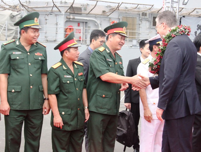 Lễ tiếp đón nhóm tàu sân bay Hải quân Hoa Kỳ diễn ra tại cầu cảng Tiên Sa (Đà Nẵng). Ảnh: TT