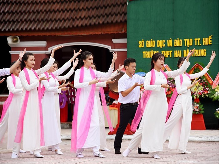 Những &quot;nữ sinh Đồng Khánh&quot; sẽ được học về nữ công gia chánh. Ảnh: Trường Trung học phổ thông Hai Bà Trưng