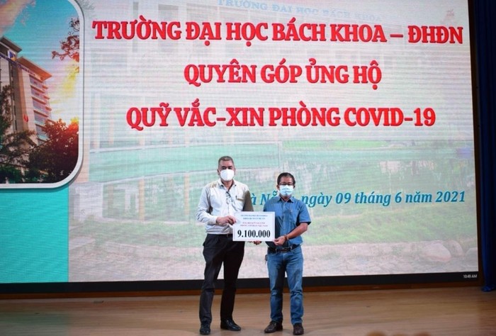 Đại diện Công đoàn Trường Đại học Bách khoa - Đại học Đà Nẵng tiếp nhận sự ủng hộ của các Phòng, ban của nhà trường. Ảnh: XT