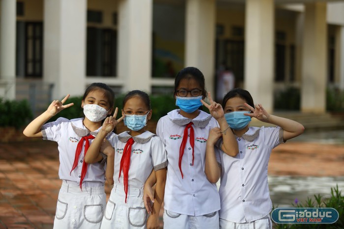 Học sinh Tiểu học háo hức trở lại trường gặp lại bạn bè, thầy cô sau một thời gian dài nghỉ học vì dịch bệnh Covid-19.