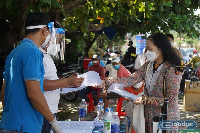 Hàng ngàn giáo viên, học sinh vội vã trở về Đà Nẵng để chuẩn bị đi học trực tiếp từ giữa tháng 10. Ảnh: AN