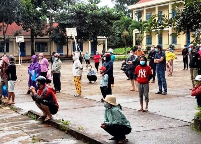 Nhiều học sinh, giáo viên Trường tiểu học Phan Bội Châu (xã Ea Drơng) phải đi cách ly tập trung do liên quan đến một trường hợp học sinh lớp 5 là cháu của bệnh nhân L.T.L. Ảnh: CTV