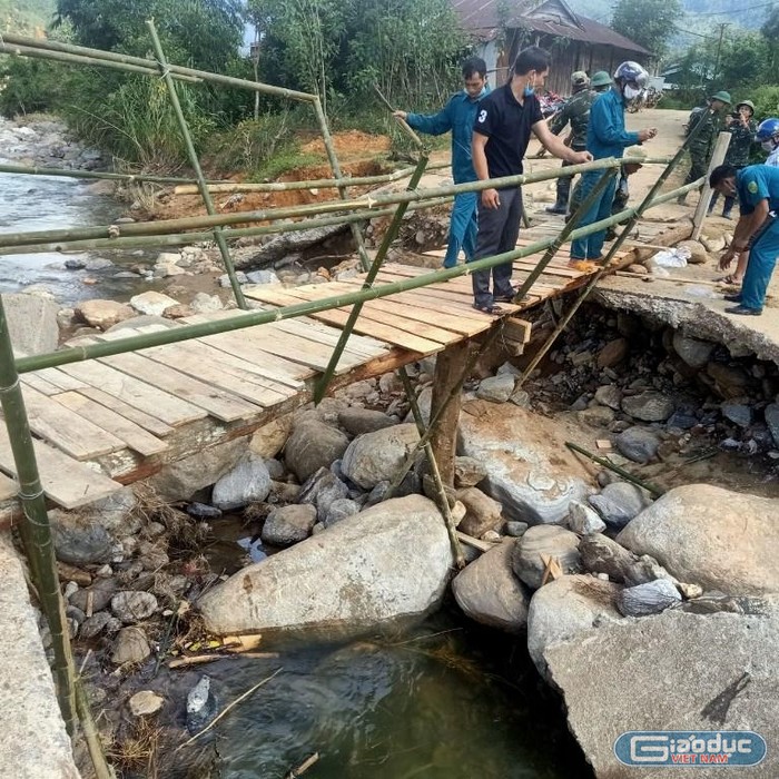 Có cây cầu tạm thì con đường đến trường của học sinh Trường tiểu học Mường Hoong sẽ bớt nguy hiểm hơn. Tuy nhiên, các thầy cô, phụ huynh phải thường xuyên túc trực ở đây để giám sát.