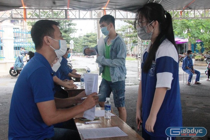 Cơ quan y tế tiến hành sàng lọc trước khi đưa trẻ vào điểm tiêm.