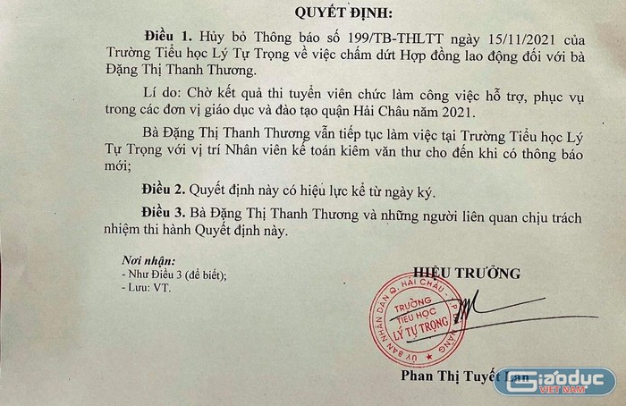 Sau khi cô Thương có phản ánh đến các cơ quan chức năng, báo chí thì ngày 23/11, Trường tiểu học Lý Tự Trọng có văn bản thu hồi quyết định chấm dứt hợp đồng lao động đã ban hành trước đó. Ảnh: AN