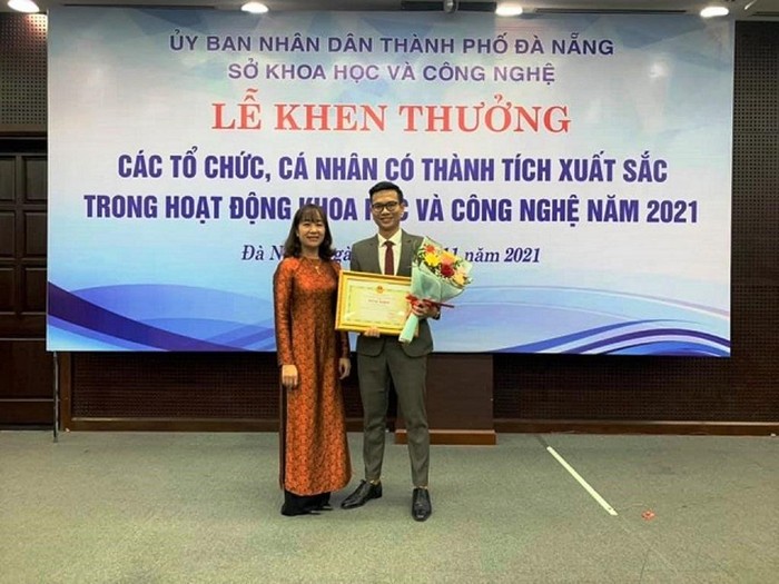 Tiến sĩ Nguyễn Thành Đạt (bên phải) nhận Bằng khen của Ủy ban nhân dân thành phố Đà Nẵng vì đã có thành tích xuất sắc trong hoạt động khoa học công nghệ năm 2021. Ảnh: TH