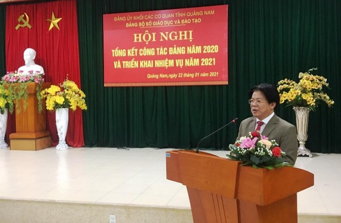 Chủ tịch Ủy ban nhân dân tỉnh Quảng Nam ký quyết định cho nghỉ hưu trước tuổi đối với giám đốc sở Giáo dục Quảng Nam. Ảnh: TNT