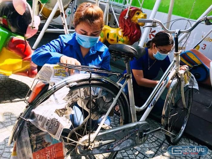 Mức thưởng Tết của giáo viên các trường công lập ở Đà Nẵng năm nay cao hơn năm ngoái. (Trong ảnh: các cô giáo Trường mầm non Bình Minh, quận Hải Châu tự sửa chữa lại xe đạp cũ để tặng học sinh nghèo). Ảnh: DH