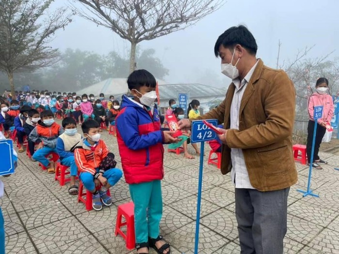 Tình yêu với học trò vùng cao được các thầy cô gửi gắm vào những phong bao lì xì đầu năm mới. Ảnh: NVCC