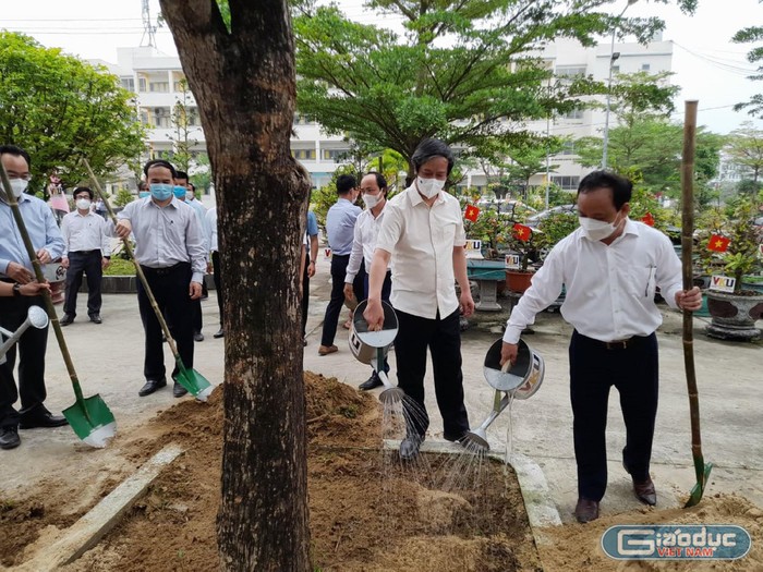 Bộ trưởng Bộ Giáo dục và Đào tạo tại Trường Đại học Công nghệ thông tin và Truyền thông Việt - Hàn. Ảnh: AN