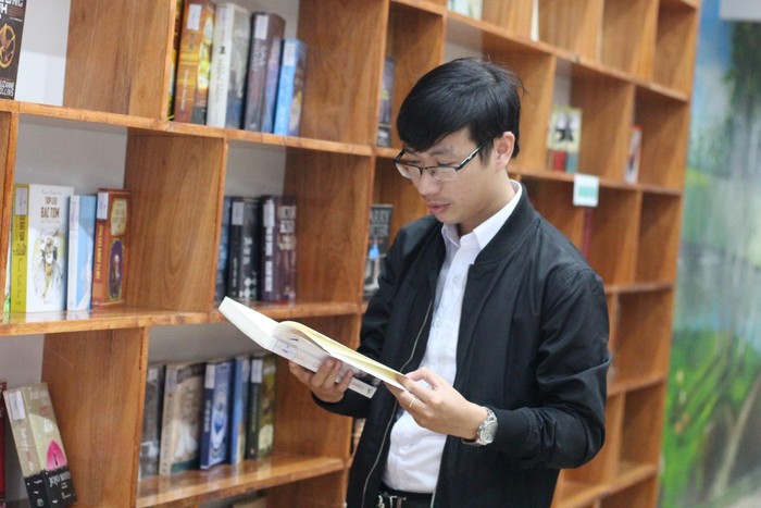 Với niềm đam mê đọc sách, thầy giáo Đặng Văn Mười đã tự bỏ tiền túi xây dựng thư viện mini. Ảnh: NVCC
