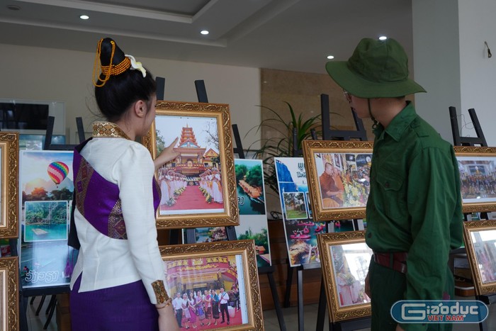 Sinh viên Lào trong bộ trang phục truyền thống cùng sinh viên Việt Nam trong trang phục của bộ đội Việt Nam trong những năm tháng chống Mỹ.