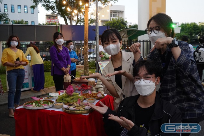 Tuy chỉ gặp gỡ các bạn sinh viên Lào trong khoảng thời gian ráp sân khấu ở những ngày gần sát lễ hội, Trần Thị Anh – sinh viên ngành Ngôn ngữ Anh (Đại học Đông Á) vẫn rất thích thú vì sự thân thiện và tích cực mà các bạn sinh viên Lào thể hiện trong lúc tập luyện tiết mục múa hát nghệ thuật sẽ trình diễn tại chương trình.