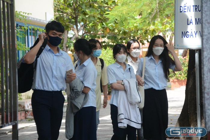 Các thí sinh đánh giá bài thi Ngữ văn năm nay không quá khó, thí sinh có thể phát huy hết khả năng của mình. Ảnh: AN