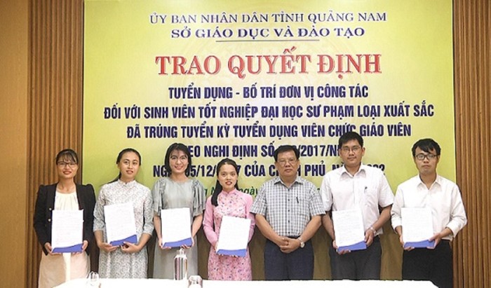 Quảng Nam trao quyết định tuyển dụng giáo viên là sinh viên tốt nghiệp đại học sư phạm loại xuất sắc theo Nghị định 140. Ảnh: CTV