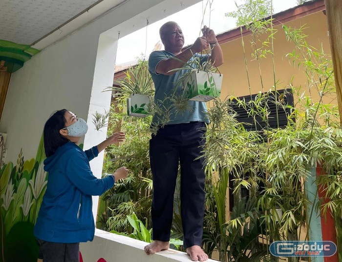 Tháo hạ những cây cảnh trên cao để tránh tai nạn.