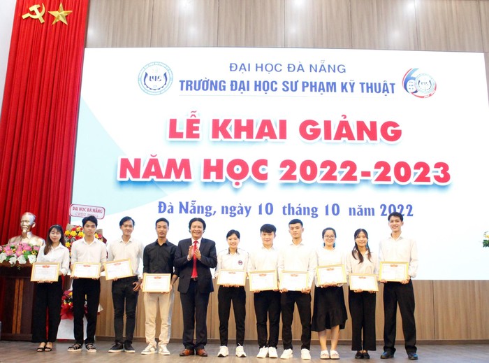 Nhà trường trao tặng giấy khen cho những sinh viên có thành tích học tập xuất sắc. Ảnh: AN