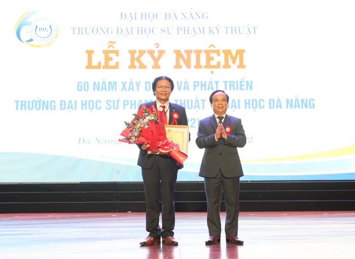 Phó Giáo sư Phan Cao Thọ - Hiệu trưởng Trường Đại học Sư phạm Kỹ thuật - Đại học Đà Nẵng (bên trái) nhận bằng khen của Bộ Giáo dục và Đào tạo trao tặng. Ảnh: AN