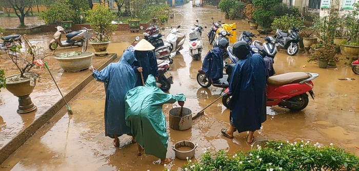 Chiều ngày 3/12, mặc dù thời tiết vẫn còn mưa nhưng các thầy cô giáo Trường Tiểu học số 1 Lộc Trì (huyện Phú Lộc) đã đến vệ sinh, dọn dẹp. Ảnh: AN