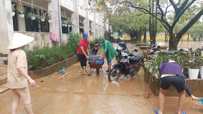 Mưa lũ bất thường đã khiến ngành giáo dục nhiều địa phương ở Thừa Thiên Huế chịu ảnh hưởng nặng nề. Ảnh: AN