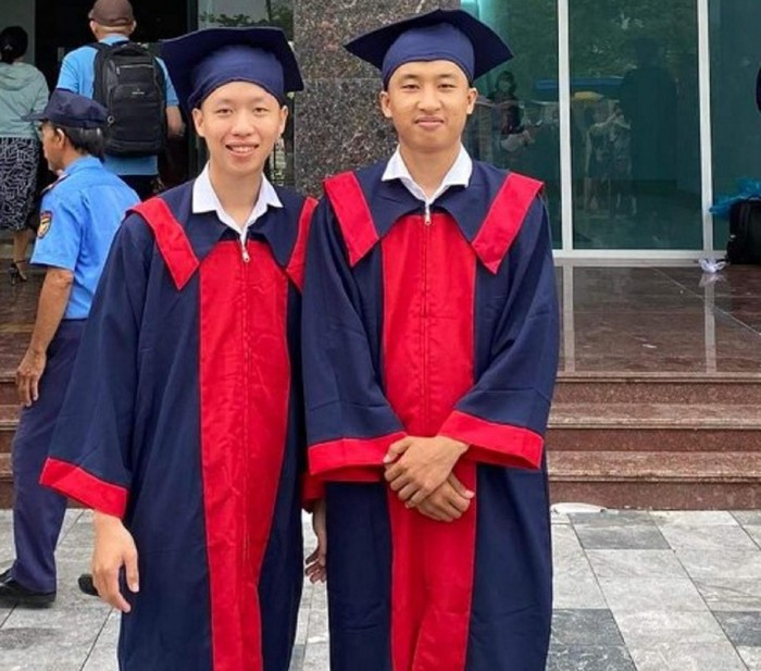 Phạm Thành Hưng (trái) và Huỳnh Văn Tài, lớp XH1, chuyên ngành kỹ thuật cơ sở hạ tầng (Trường Đại học Sư phạm Kỹ thuật Đà Nẵng) tại lễ tốt nghiệp. Ảnh: NVCC