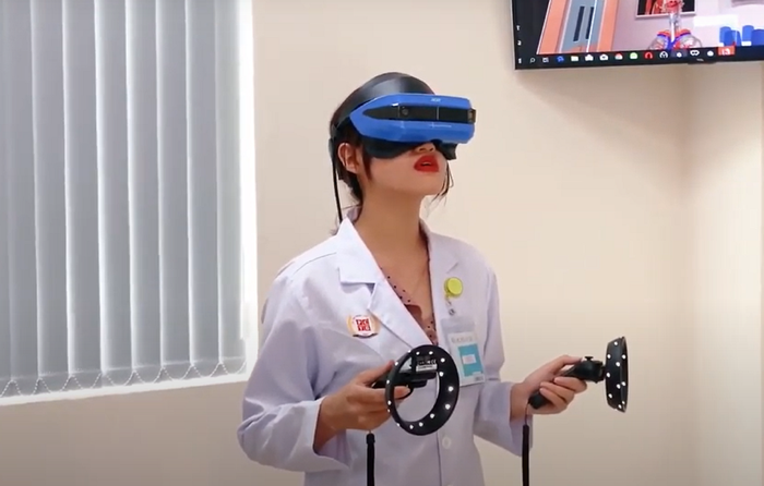 Sinh viên học giải phẫu trên hệ thống VR Lab tại Trường Đại học Phan Châu Trinh. Ảnh: AN