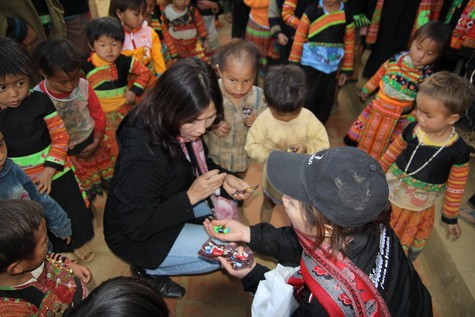 Bà Vivian VietLy Nguyễn trong chuyến thăm và tặng quà học sinh nghèo Kim Bon