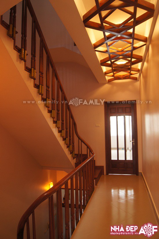 Trần ngoài sảnh cầu thang cũng được thiết kế với những mảng gỗ đan xen nhau tạo nên sự phá cách và hài hòa về không gian.