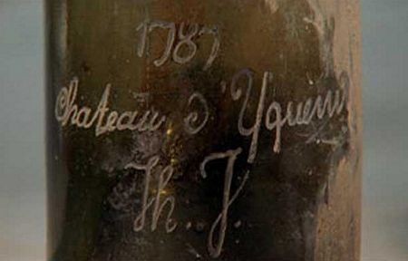 Chateau Lafite 1787 - Giá: 156.450 USD: Chai rượu vang chuẩn đắt nhất. Vào năm 1985, ông vua xuất bản Malcolm Forbes đã trả gần 160.000 USD cho một chai rượu vang năm 1787, được tin là từ hầm rượu của cố Tổng thống Mỹ Thomas Jefferson và có các chữ cái ThJ trên chai.