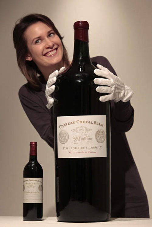 Chai rượu vang Chavel Blanc 1947 đã được bán với giá 304.375 USD trong phiên đấu giá tại sàn Christie (Thụy Sĩ).
