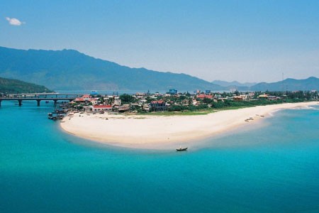 Lăng Cô nằm trên tuyến du lịch Bắc-Nam, cách thành phố Đà Nẵng 30 km và thành phố Huế 70 km