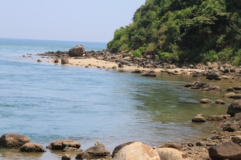 Những mỏm đá tự nhiên mọc ra chắn sóng biển