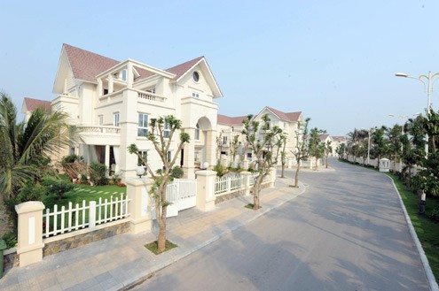 Vincom Village được tổ chức quy hoạch trên cơ sở “hướng nội”, bao bọc bởi công viên cây xanh, hồ nước, non bộ, tạo sự thân thiện giữa con người với thiên nhiên