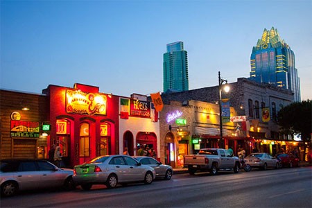 Austin, Texas, Mỹ, Với tốc độ phát triển kinh tế cao và số lượng đa dạng các cửa hiệu, Austin được đánh giá là một trong những “thiên đường mua sắm” của thế giới. Theo dự báo của Moody’s Analytics, tăng trưởng GDP của Austin trong thời gian từ nay đến năm 2016 sẽ đạt 6% mỗi năm, cao gấp đôi so với mức tăng của cả nước Mỹ.