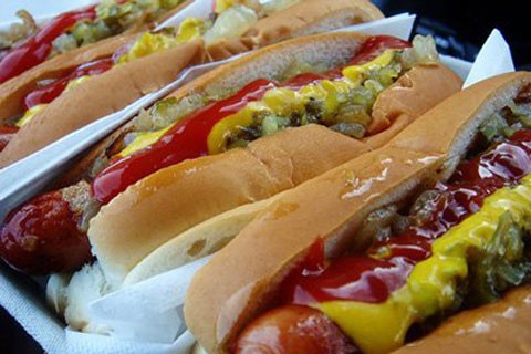 Chiếc bánh mỳ xúc xích siêu đắt có giá 1.501 USD được chế biến bởi Mike Juiliano, chủ quầy Hot dog Mike tại River Market Plaza ở thành phố Little Rock thuộc bang Arkansas, Mỹ. Nguyên liệu làm chiếc bánh mỳ này bao gồm tôm hùm, thịt bò hảo hạng, bột nghệ tây và vàng nguyên chất. 4 chiếc xúc xích loại này đã được bán và toàn bộ số tiền thu được dùng để quyên góp cho tổ chức phi lợi nhuận giúp đỡ người vô gia cư của bang Arkansas.