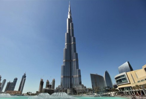 Burj Khalifa, hiện giữ danh hiệu tòa tháp cao nhất thế giới, đã trở thành một trong những biểu tượng sống động nhất cho Dubai, vương quốc giàu có nhất nhì Các Tiểu Vương quốc Ảrập thống nhất.