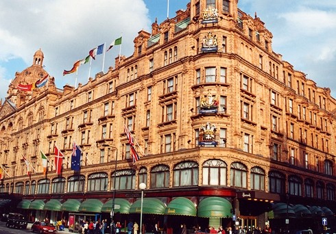 Chuỗi trung tâm thương mại Harrods ở London, Năm 2010, Qatar Holding đã thay mặt chủ tịch QIA - Thủ tướng Qatar Hamad bin Jassim bin Jaber Al Thani mua lại chuỗi trung tâm thương mại cao cấp này với giá 2,35 tỷ USD. Jaber al Thani cũng dự định xây khách sạn Harrods ở Kuala Lumpur - Malaysia vào năm tới, rồi tiếp đến là New York và Paris.