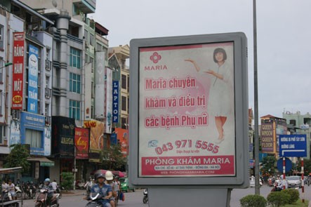 Những quảng cáo của phòng khám Maria xuất hiện trên nhiều tuyến phố ở Hà Nội. Ảnh PNTD