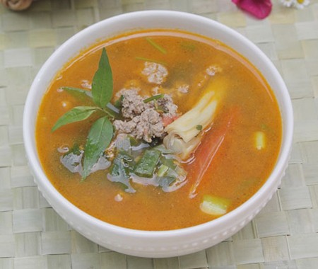 8. Canh chua thịt băm với cà chua