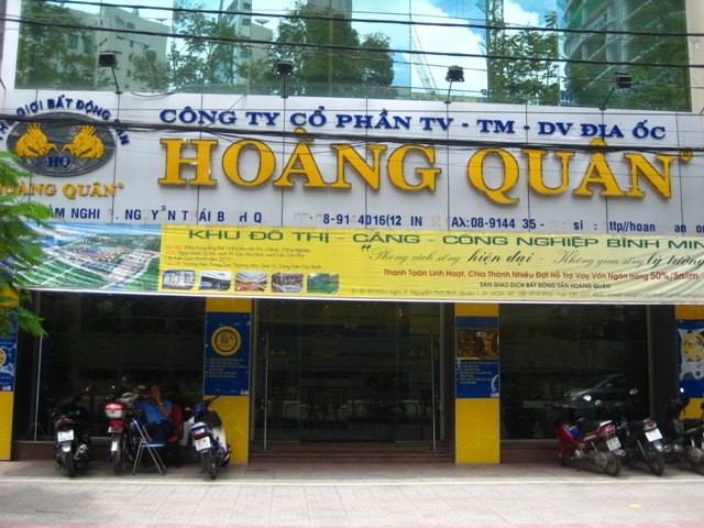 Tính đến cuối quý IV/2011 tiền và các khoản tương đương tiền của Hoàng Quân (HQC) chỉ còn hơn 11 tỷ đồng, trong khi nợ ngắn hạn khổng lồ 1.790 tỷ đồng (trong đó có 661 tỷ đồng người mua trả trước).