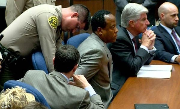 Tòa tuyên án, 17 người nhà Michael Jackson lặng lẽ khóc ảnh 2