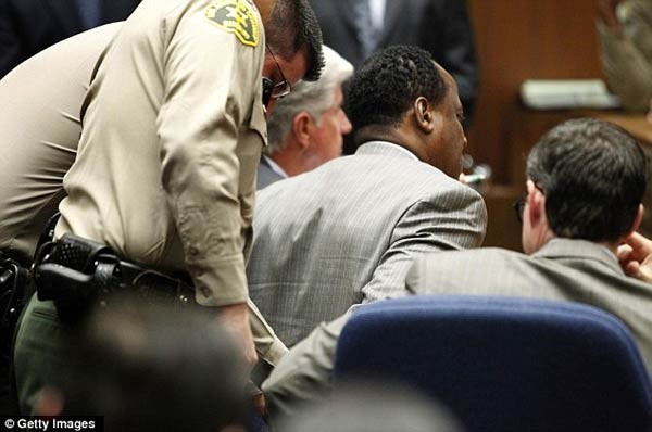 Tòa tuyên án, 17 người nhà Michael Jackson lặng lẽ khóc ảnh 3